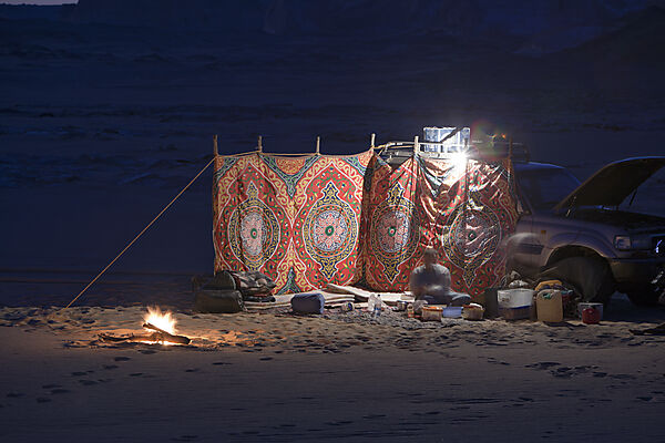 Tourists overnight with Jeep in White Desert National Park