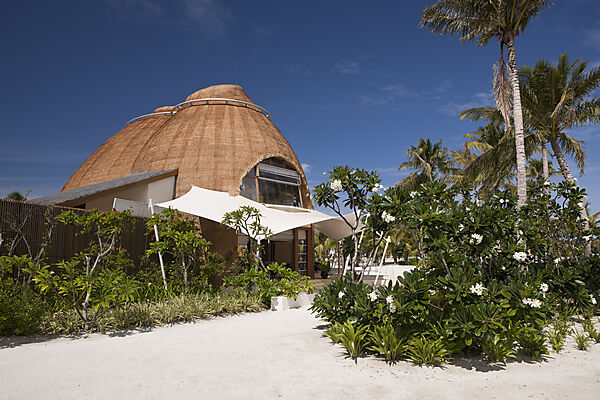 Hotelgebaeude auf Malediveninsel Kandooma