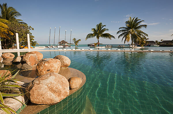 Swimmingpool der Malediveninsel Kandooma