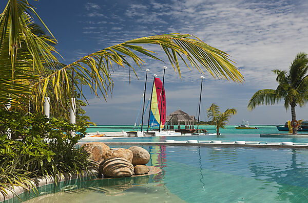 Swimmingpool der Malediveninsel Kandooma