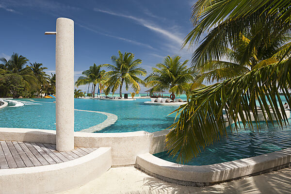 Swimmingpool der Malediveninsel Kandooma