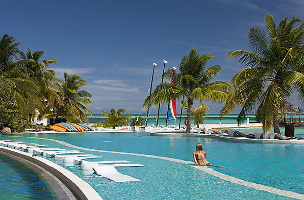 Touristin im Pool der Malediveninsel Kandooma