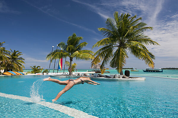 Touristin im Pool der Malediveninsel Kandooma
