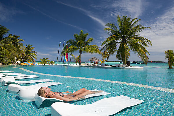 Touristin im Pool der Malediveninsel Kandooma