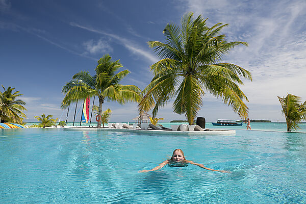 Touristin im Pool der Malediveninsel Kandooma