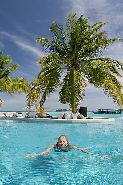 Touristin im Pool der Malediveninsel Kandooma