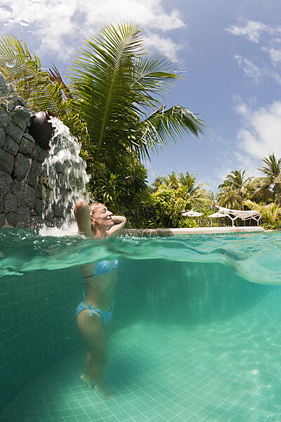 Frau im Pool