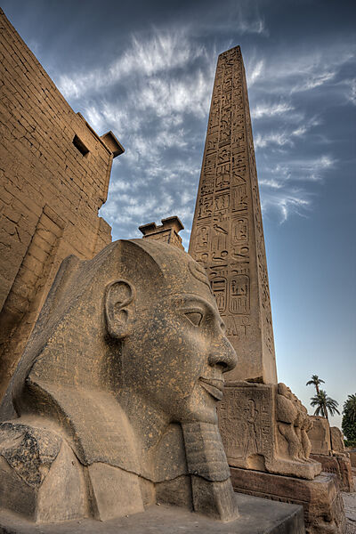 Kopf von Ramses II Statue vor Luxor-Tempel