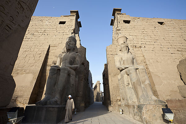 Sitzstatuen des Ramses II. vor Luxor-Tempel