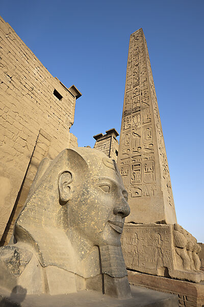 Kopf von Ramses II Statue vor Luxor-Tempel