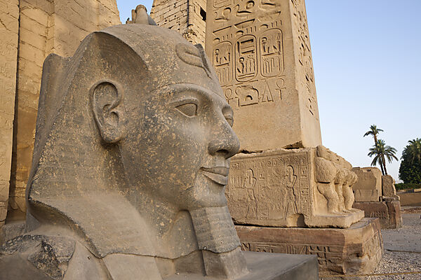 Kopf von Ramses II Statue vor Luxor-Tempel