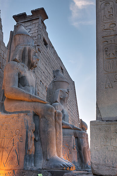 Sitzstatuen des Ramses II. vor Luxor-Tempel