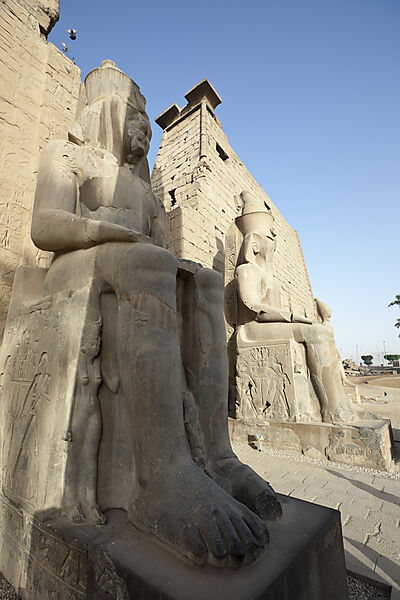 Sitzstatue des Ramses II. vor Luxor-Tempel