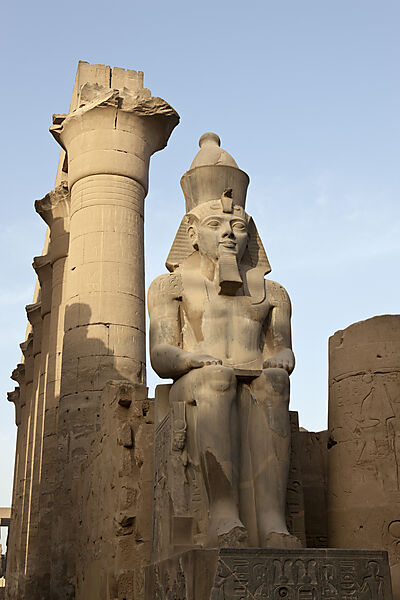Sitzstatue des Ramses II. im Saeulenhof von Luxor-Tempel