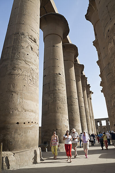 Touristen im Saeulenhof von Luxor-Tempel