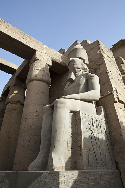 Sitzstatue des Ramses II. im Saeulenhof von Luxor-Tempel