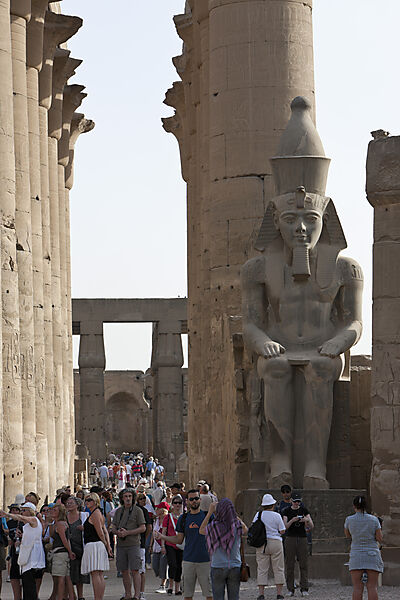 Touristen im Saeulenhof von Luxor-Tempel