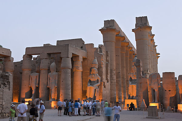 Touristen im Saeulenhof von Luxor-Tempel