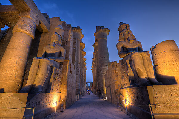 Beleuchteter Saeulenhof von Luxor-Tempel