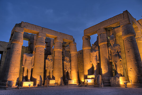 Beleuchteter Saeulenhof von Luxor-Tempel