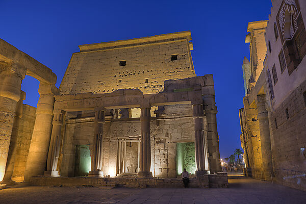 Beleuchteter Saeulenhof von Luxor-Tempel