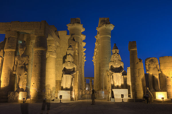 Beleuchteter Saeulenhof von Luxor-Tempel