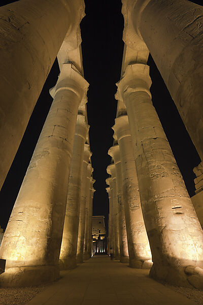 Beleuchteter Saeulenhof von Luxor-Tempel