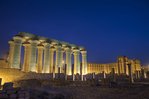 Beleuchteter Saeulenhof von Luxor-Tempel