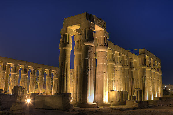 Beleuchteter Saeulenhof von Luxor-Tempel