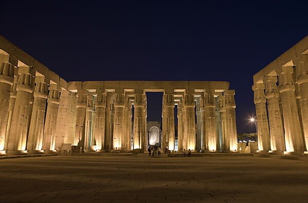 Beleuchteter Saeulenhof von Luxor-Tempel