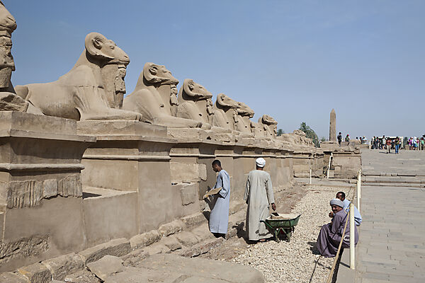 Arbeiter restaurieren Widderallee vor Karnak Tempel