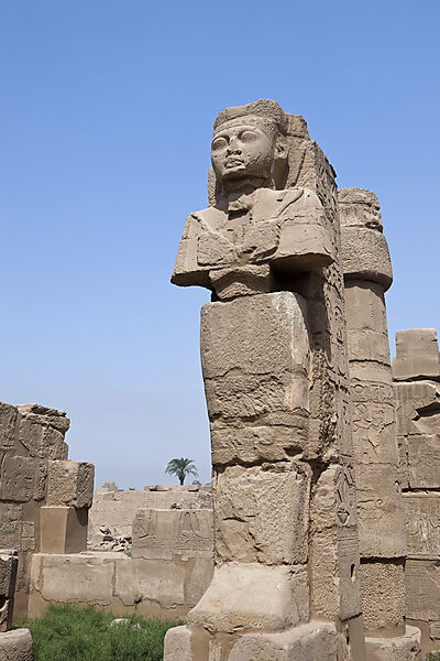 Statuen in Karnak Tempel
