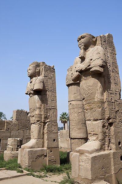 Statuen in Karnak Tempel