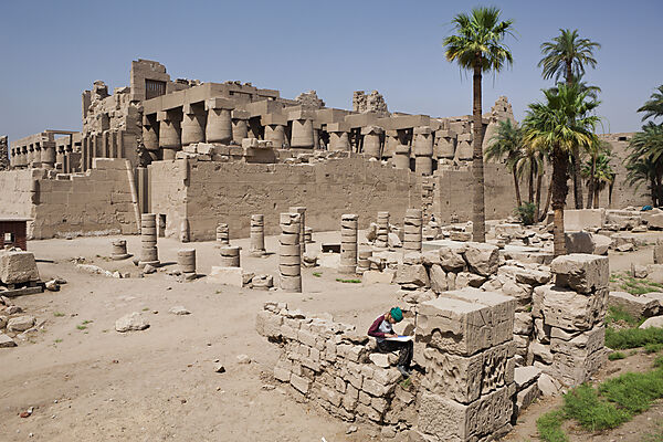 Archaeologin in Karnak Tempel