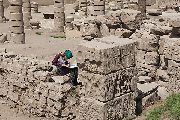 Archaeologin in Karnak Tempel