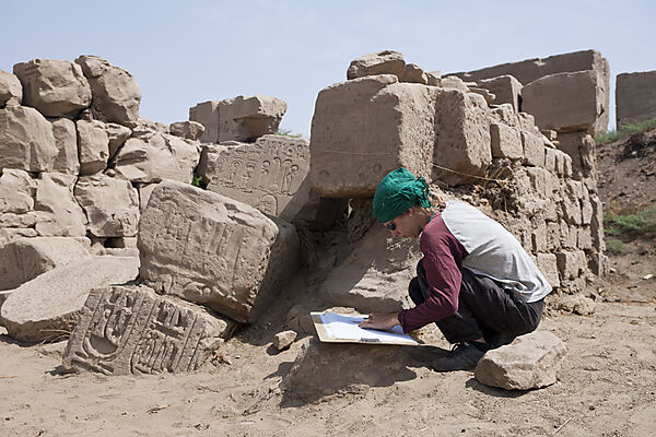 Archaeologin in Karnak Tempel