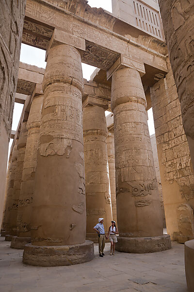 Touristen in grossen Saeulensaal in Karnak Tempel