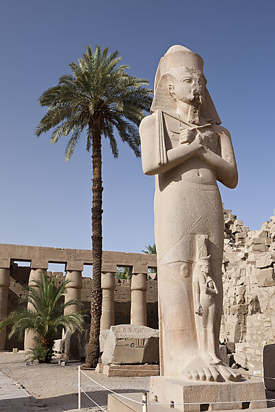 Statue des Pinodjem in Karnak Tempel