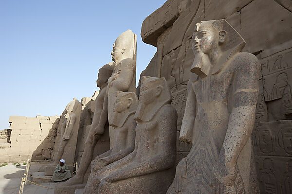 Statuen in Karnak Tempel
