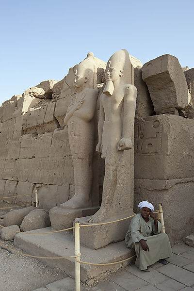 Statuen in Karnak Tempel