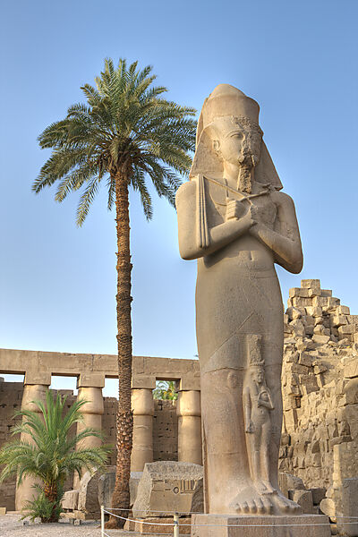 Statue des Pinodjem in Karnak Tempel