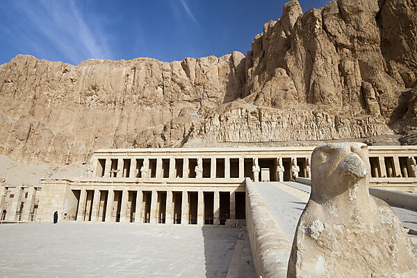 Horus-Falke an der Rampe des Totentempel der Hatschepsut