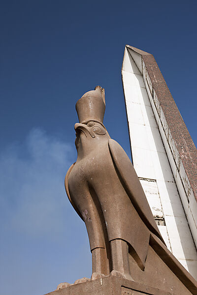Horus-Falke auf Nilbruecke bei Luxor