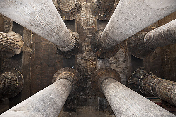 Saeulenhalle in Chnum Tempel von Esna