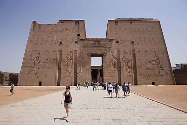 Eingang von Horus-Tempel in Edfu