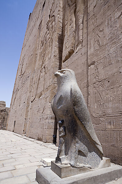 Horus-Statue vor Horus-Tempel in Edfu