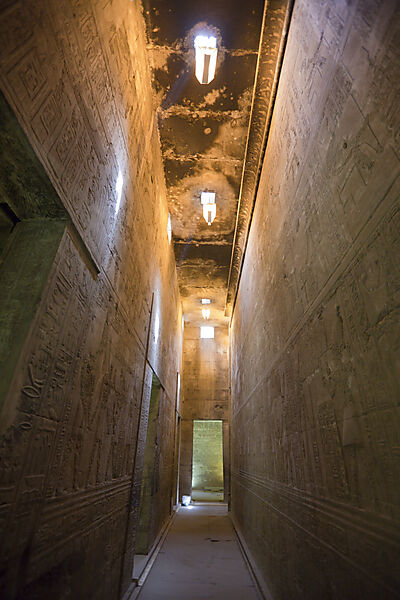 Innen Gaenge in Horus-Tempel von Edfu