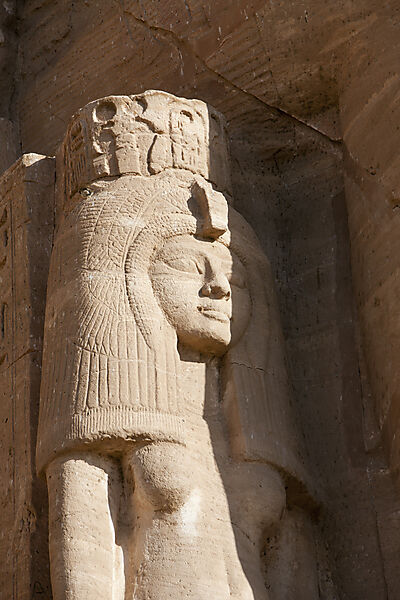 Statue in der Fassade des Kleinen Hathor Tempel der Nefertari