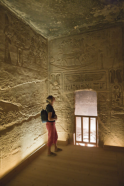 Touristin in Kleiner Hathor Tempel der Nefertari