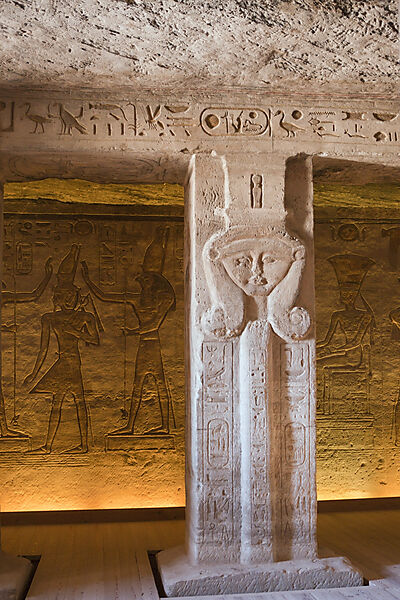 Saeule in Kleiner Hathor Tempel der Nefertari